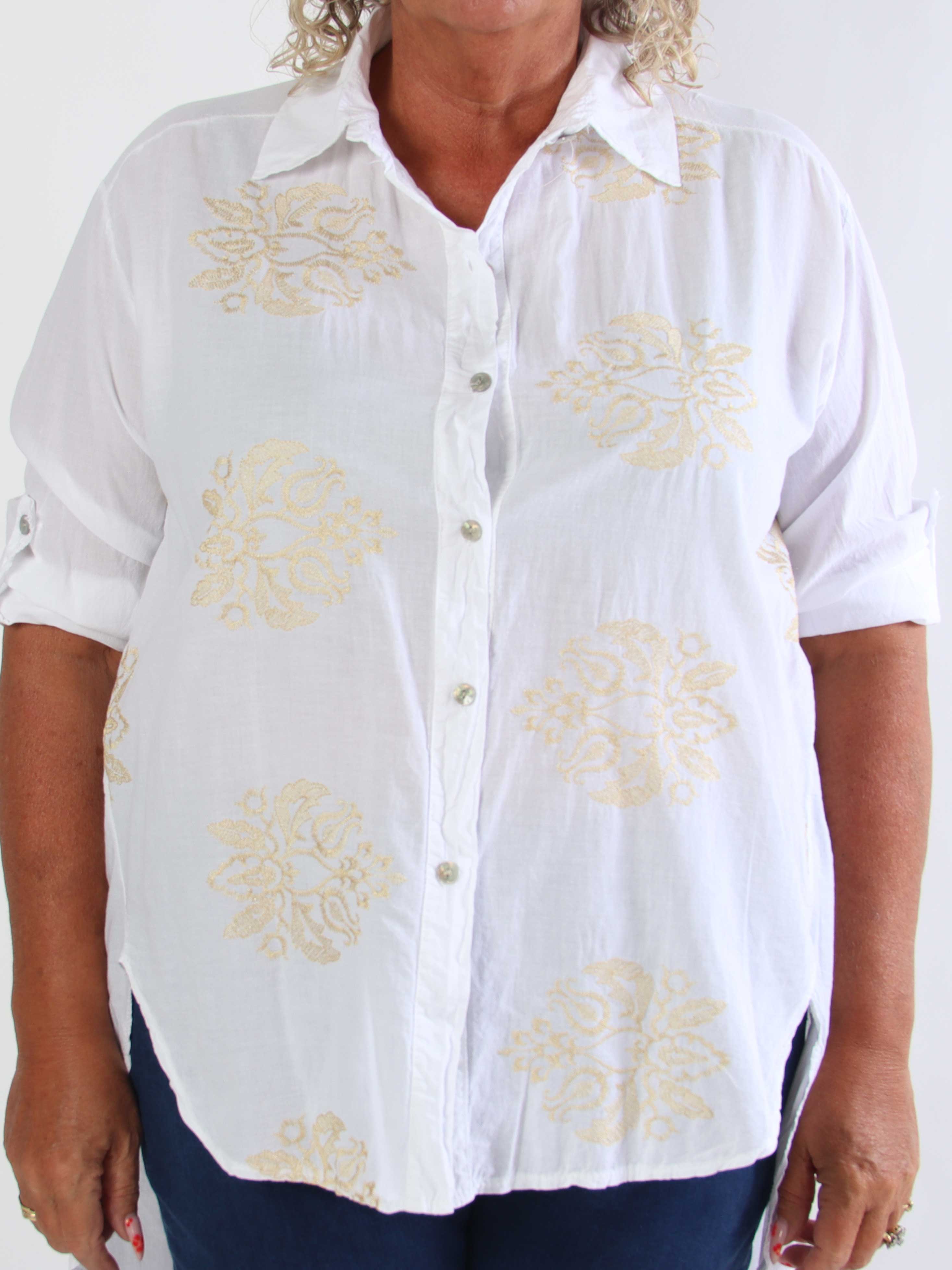 Catherina – Elegant plus size bomullsskjorta med fina, broderade gulddetaljer